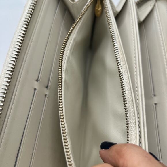 Louis Vuitton Cream Vernis zippy Wallet - Picture 10 of 12